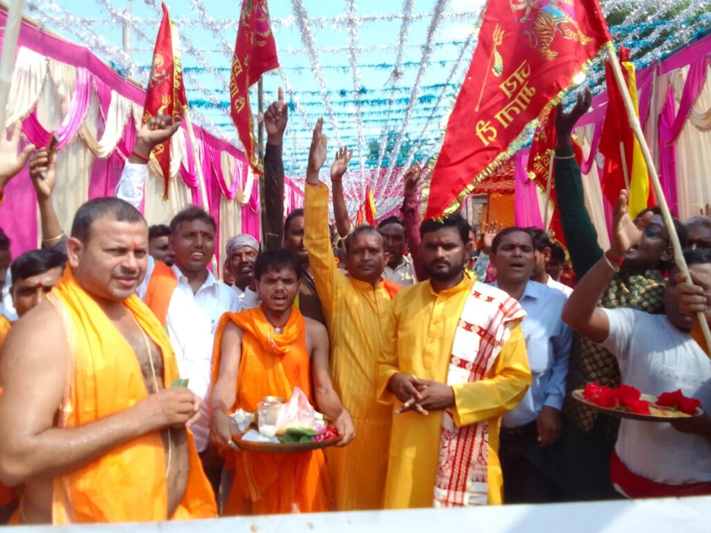 शारदीय नवरात्र प्रतिपदा (एकम तिथि) को निकाला गया भव्य कलश शोभायात्रा उमड़ी श्रद्धालुओं की भीड़।