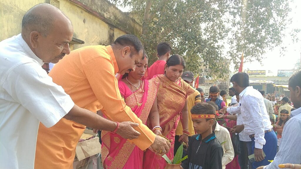 बिश्रामपुर के सभी पूजा पंडाल के कलश यात्रा में शामिल होते हुए भाजपा प्रदेश कार्यसमिति के सदस्य डॉक्टर ईश्वर सागर चंद्रवंशी