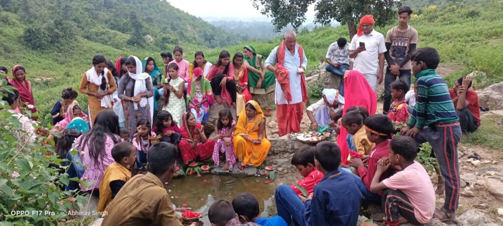 जय भवानी संघ दुर्गा पूजा कमेटी ने निकाली भव्य कलश यात्रा।