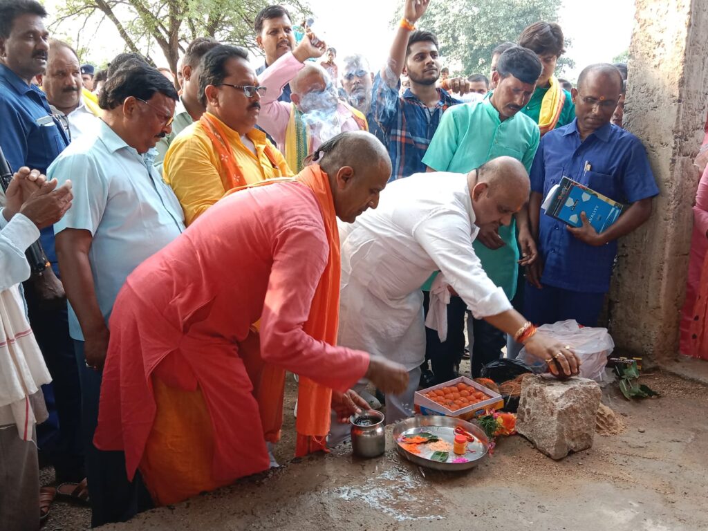 15 साल से अधूरा पड़े सामुदायिक भवन का निर्माण पूर्ण कराएंगे मंत्री मिथिलेश  नारियल फोड़कर किया कार्य का शुभारंभ