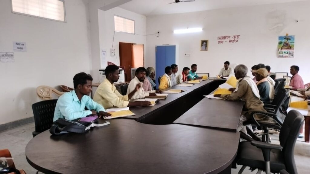 अंचल कार्यालय के सभागार में ग्रामीणों के साथ बैठक कर वन अधिकार अधिनियम के संबंध में जानकारी दी गई।