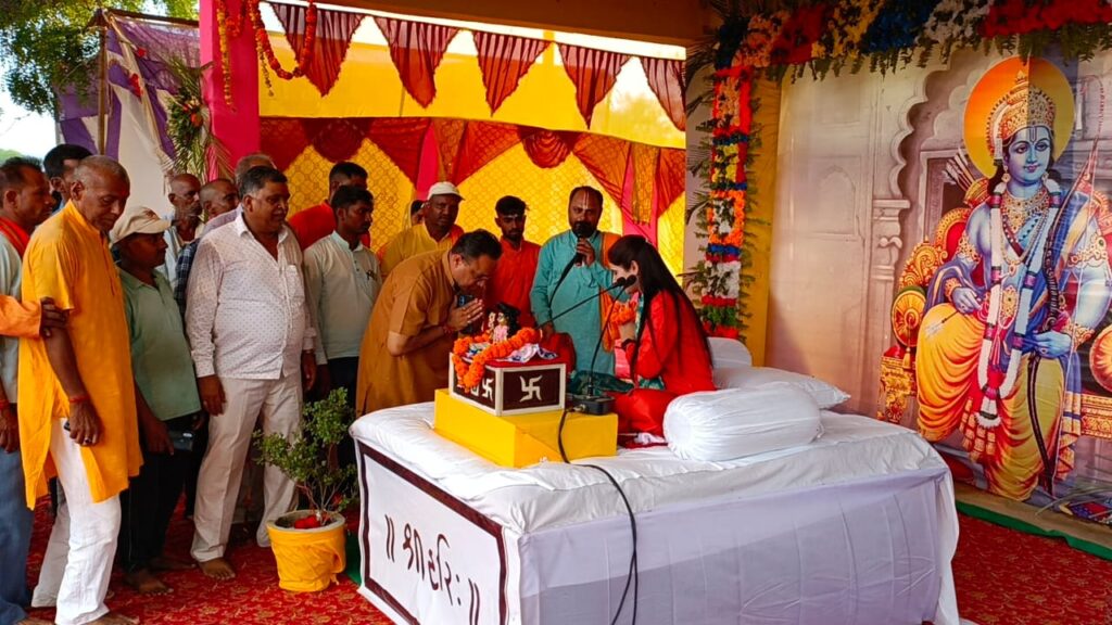 केतार में चल रहे श्री राम महायज्ञ में पहुंचे पूर्व विधायक सह झामुमो नेता अनंत प्रताप देव