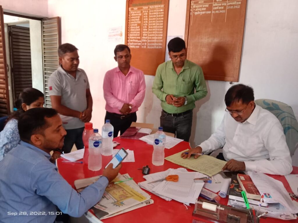 एक हजार छात्राओं पर दो शिक्षक देखकर आहत हुए उपनिदेशक दशहरा के बाद  शिक्षक प्रतिनियुक्त करने का छात्राओं को दिया आश्वासन