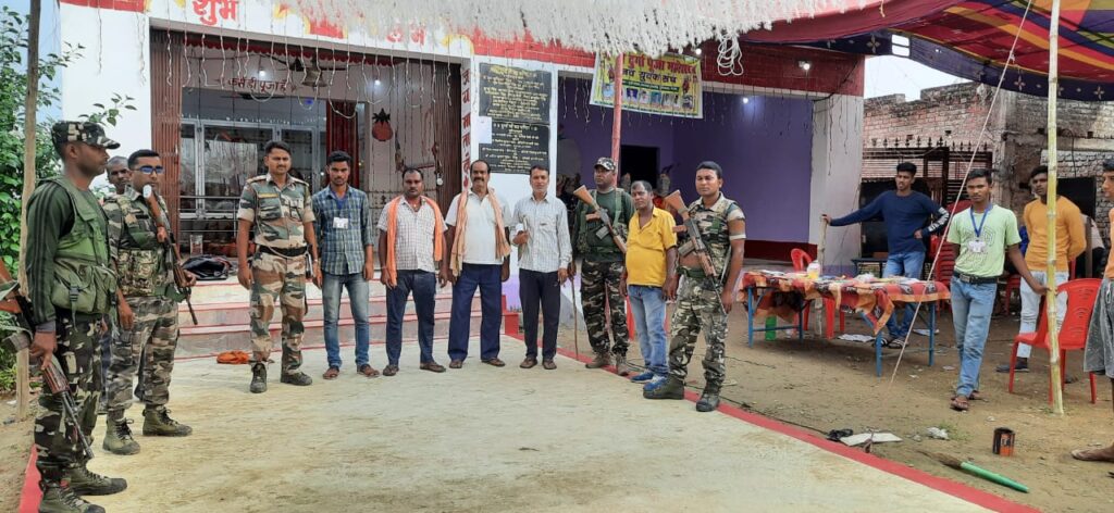 हुसैनाबाद पलामू द गवार ओपी प्रभारी चंदन कुमार शर्मा सभी पूजा पंडाल का जायजा लिए