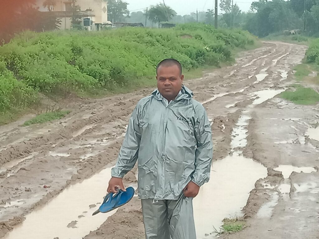 शिक्षक अपने हाथों में चप्पल टांग कर पहुंचे विद्यालय, कीचड़ में तब्दील हुई रास्ता                          ‌                                    ‌  ‌   ‌   ‌    ‌
