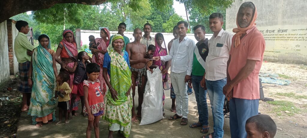 अज्ञात बीमारी के कारण मुसहर परिवार का बच्चे की मौत होने पर मुखिया ने किया आर्थिक सहयोग