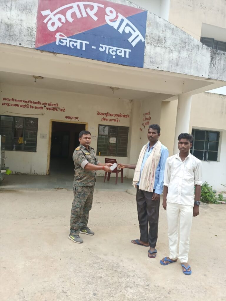 थाना प्रभारी ने गुम मोबाइल को बरामद कर मोबाईल धारकों को सौपा।