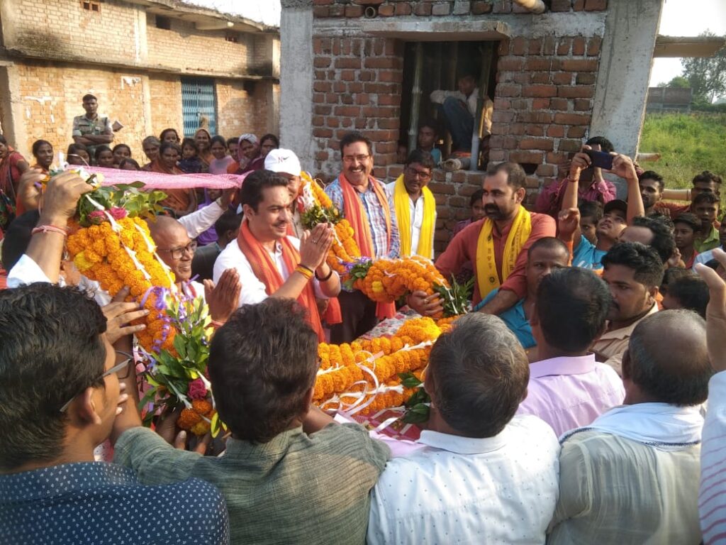 भानू प्रताप शाही ने किया एकल ग्रामीण पाइप जलापूर्ति योजना का शिलान्यास साथ ही कमता स्थित माता कामेश्वरी मन्दिर पर, दुर्गा पूजा कमिटी के लोगों को किया सम्मान समारोह