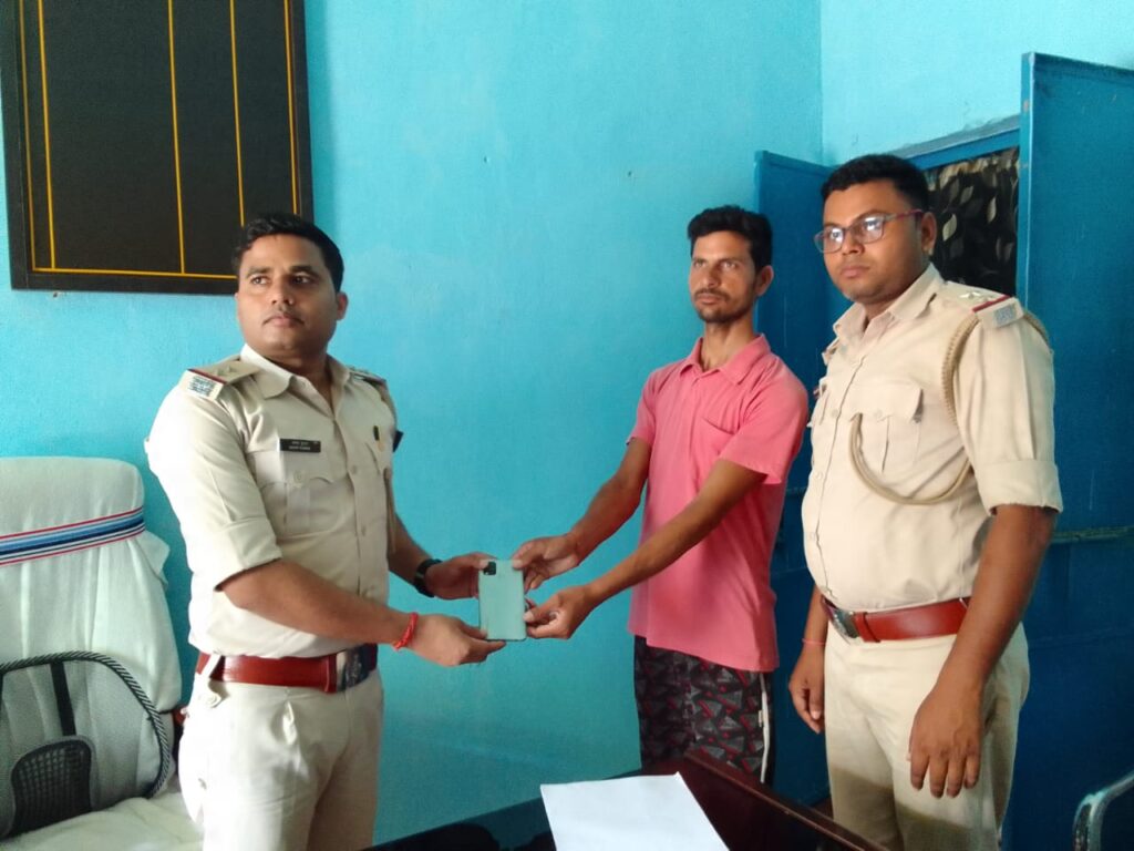 गुम हुए मोबाइल को खरौंधी थाना प्रभारी अभय कुमार के द्वारा 5  फोन धारकों के बीच सौपा गया