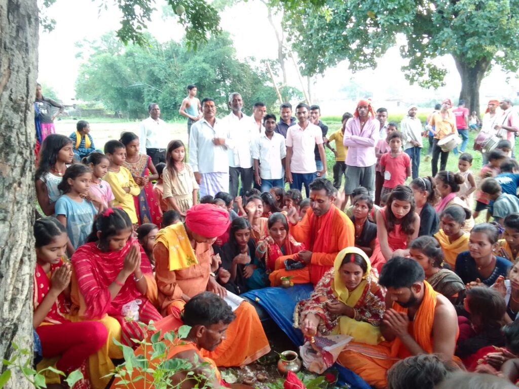 खरौंधी प्रखंड के विभिन्न गांवों में शारदीय नवरात्रि के छठे दिन मां कात्यायनी के पुजा अर्चना के साथ-साथ बेलवा निमंत्रण  भि दिया गया