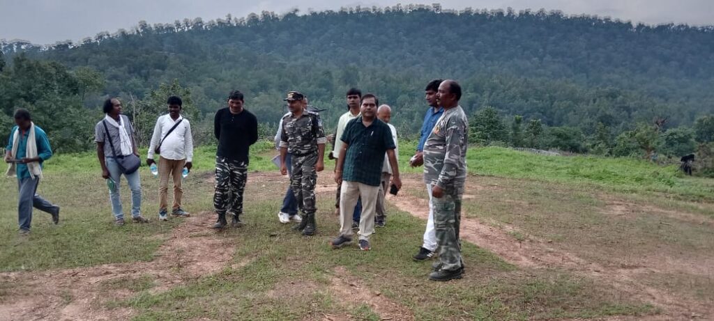बिजली, पानी ,सड़क के लिए उग्रवाद प्रभावित बूढ़ा पहाड़ क्षेत्र में पहुंची टीम