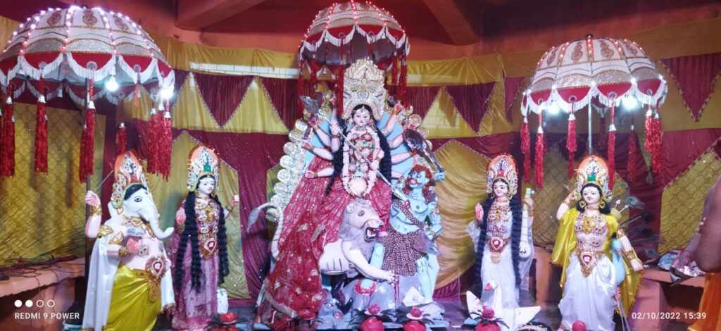 केतार प्रखंड मुख्यालय सहित सभी पूजा पंडालों में मां का पट खुलने से श्रद्धालुओं की उमड़ी भीड़।