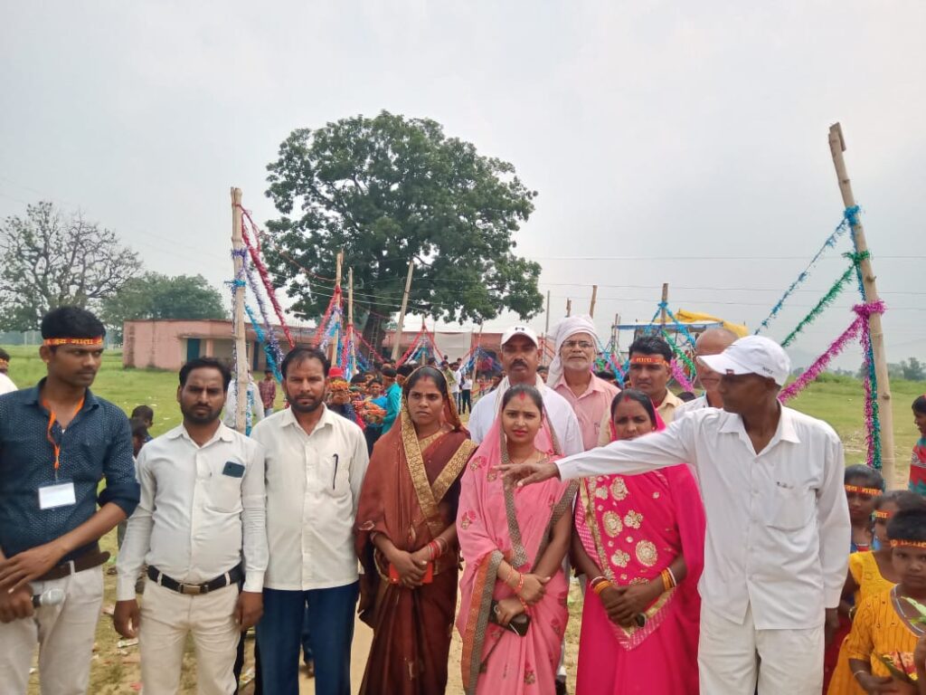 बिशुनपुरा प्रखंड के सभी पूजा स्थलों से निकाली गई भव्य कलश यात्रा