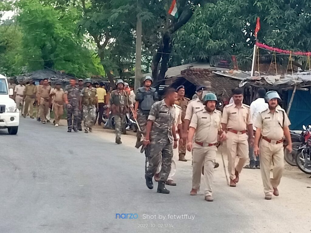 क्षेत्र में शांति व्यवस्था को लेकर प्रशासन ने निकाला फ्लैग मार्च।