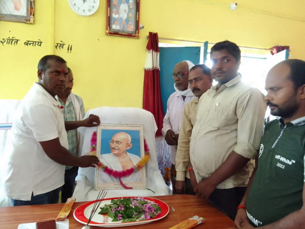 कुपा पंचायत सचिवालय में राष्ट्रपिता महात्मा गांधी एवं पूर्व प्रधानमंत्री लाल बहादुर शास्त्री के  चित्र पर किया गया माल्यार्पण  तथा पुष्प अर्पित