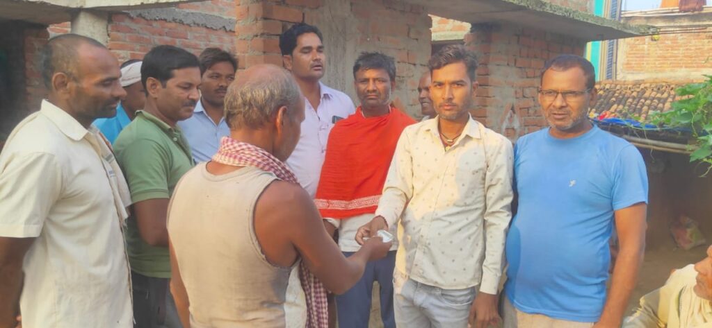 मुखिया संघ अध्यक्ष सह मुखिया प्रमोद कुमार ने मृतक के परिजनों को किया आर्थिक सहयोग।