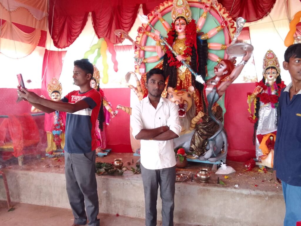 शारदीय नवरात्र के आठवें दिन उमड़ा श्रद्धालुओं का भीड़।
