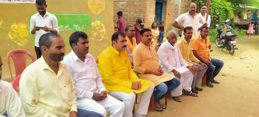 उंटारी के सभी दुर्गा पूजा पंडाल में पहुंचे भाजपा नेता डॉक्टर ईश्वर सागर चंद्रवंशी उर्फ मुन्ना चंद्रवंशी