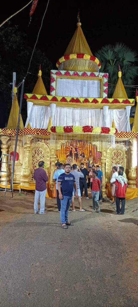 मंझिआंव बाज़ार स्थित चंद्रयान और केदारनाथ धाम मंदिर मॉडल पूजा पंडाल रहा आकर्षण का केंद्र।