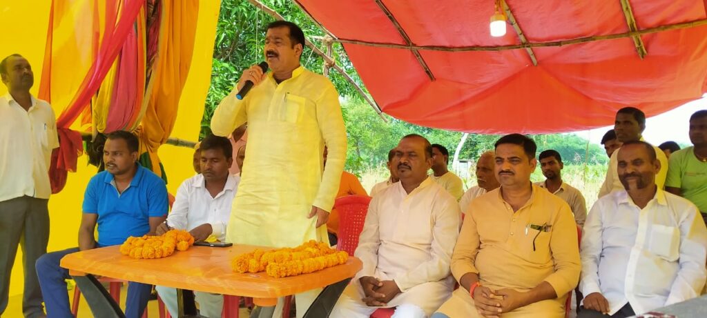 भाजपा नेता डॉक्टर ईश्वर सागर चंद्रवंशी उर्फ मुन्ना चंद्रवंशी ने सभी दुर्गा पूजा पंडाल में पहुंचकर मांगा क्षेत्र में सुख शांति का आशीर्वाद।
