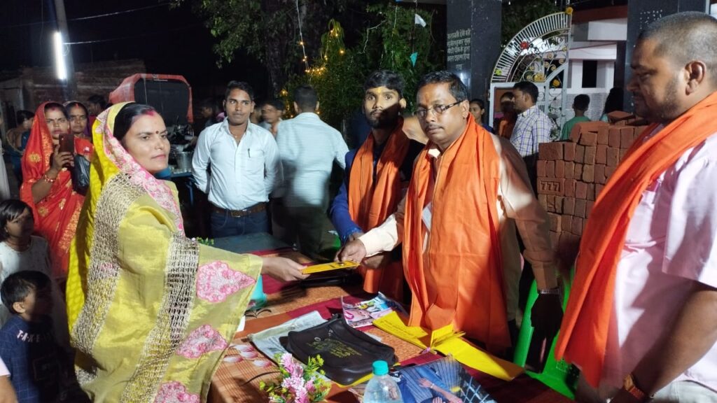 बिशुनपुरा, पंचायत के मुखिया प्रमिला देवी सभी पूजा पंडाल में पहुंचकर किया पूजा अर्चना, क्षेत्र की सलामती की मांगी दुआ