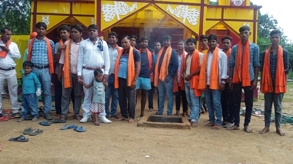 शिव मंदिर के प्रांगण में आदर्श युवा कमेटी के लोगों ने किया सम्मानित।
