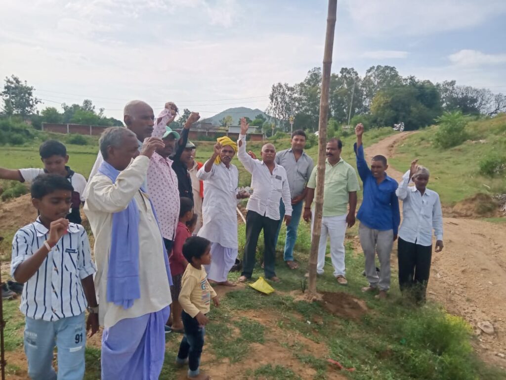 सूर्य मंदिर में ध्वजारोहण का कार्यक्रम शशि शेखर प्रताप देव जी के द्वारा कराया गया संपन्न ।