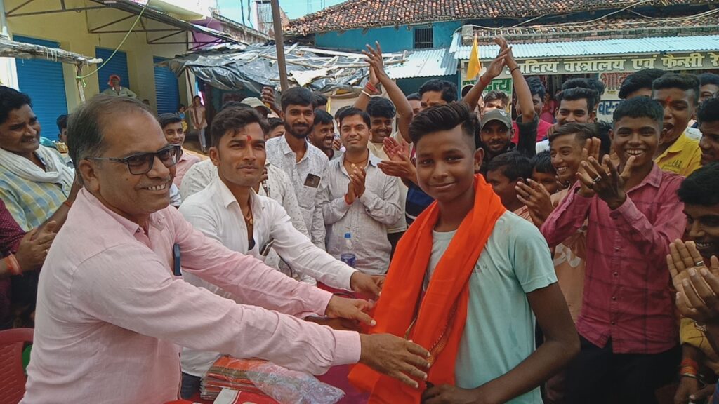 घड़ा फोड़ कार्यक्रम मुखिया प्रमोद कुमार, समाजसेवी रामविचार साहू,विधयाक प्रतिनिधि हेमन्त कुमार पाठक ने सयुक्त रूप से फीता काटकर किया शुरुआत।