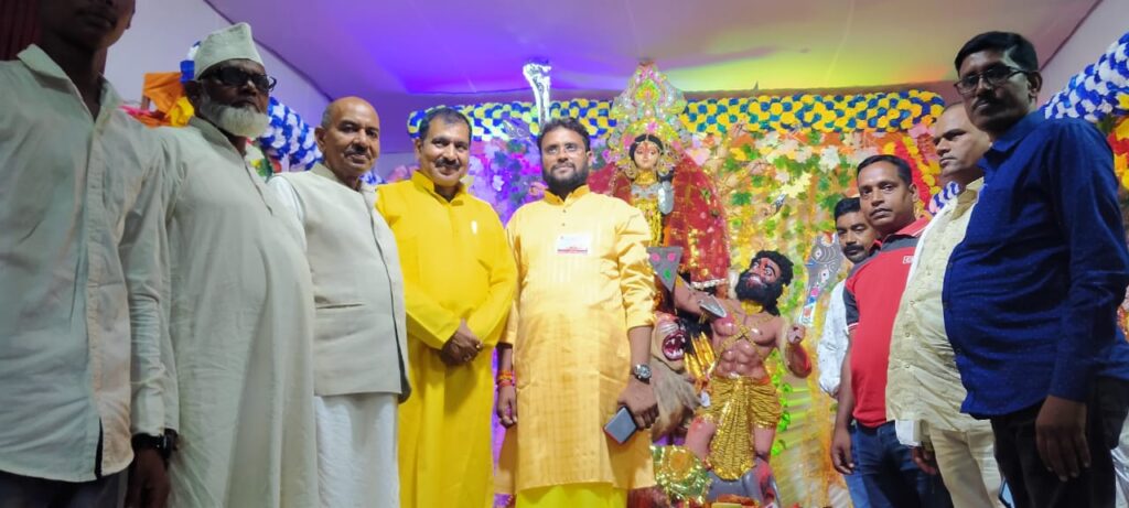 डॉक्टर ईश्वर सागर चंद्रवंशी ने बिश्रामपुर के सभी पंडालों का दौरा कर माता रानी का आशीर्वाद प्राप्त किया एवं सभी पूजा पंडाल के आयोजकों को सहयोग राशि भी प्रदान की