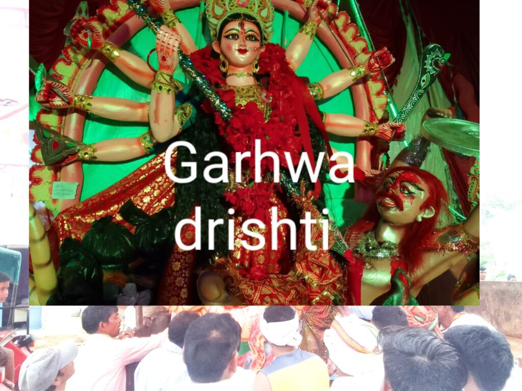 मां दुर्गा को  नम आँखों से दी गई अंतिम विदाई सभी लोगों के आंखों में छलका आंसू