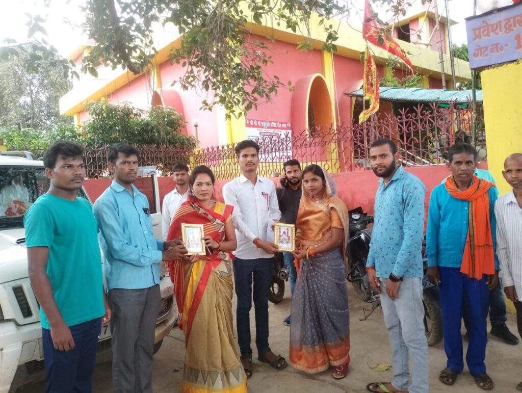 सामाजिक संगठन के युवाओं ने जिला परिषद अध्यक्ष शांति देवी को सौंपा मांग पत्र