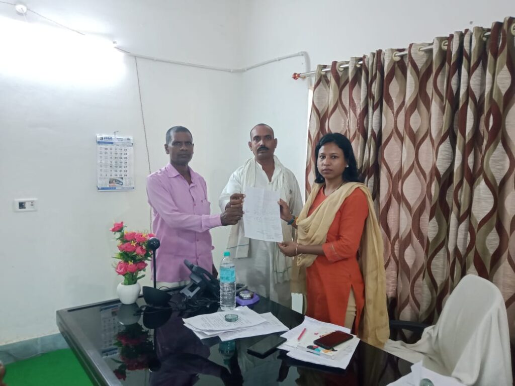 सड़क को अतिक्रमण मुक्त कराने के लिए 20 सूत्री अध्यक्ष ने सीईओ निधि रजवार को सौंपा ज्ञापन