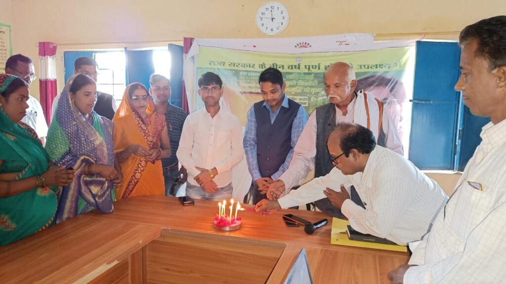 दीप प्रज्वलित कर आपकी योजना आपकी सरकार आपके द्वार का किया गया कार्यक्रम का शुभारंभ