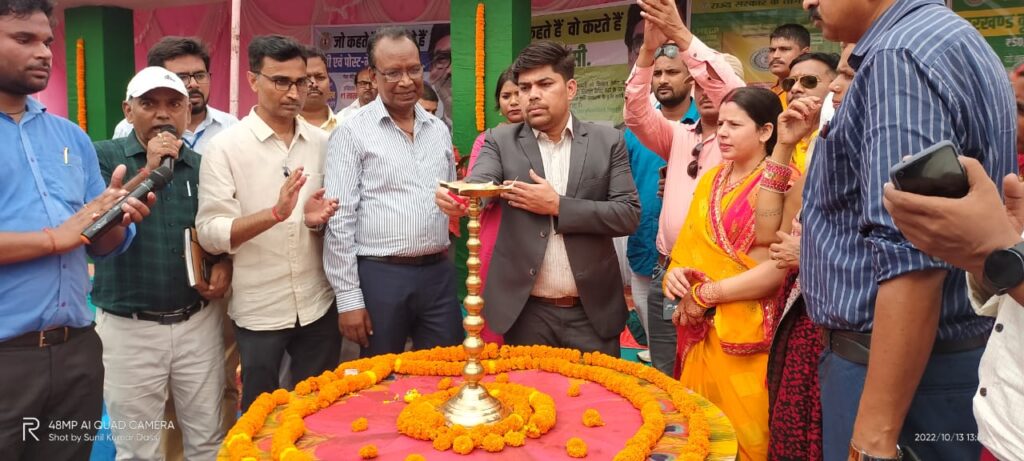 उपायुक्त ने आपकी योजना-आपकी सरकार-आपके द्वार” कार्यक्रम के तहत मंझिआंव प्रखंड के खरसोता पंचायत में जनता दरबार का किया आयोजन।