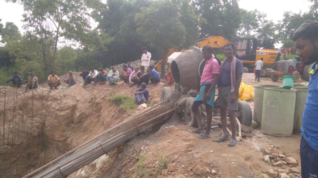 पुल निर्माण कार्य को ग्रामीणों ने रोका।