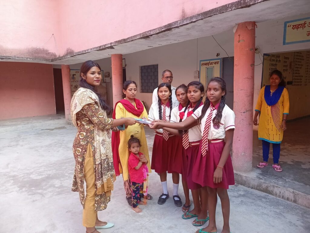 कार्यपालक पदाधिकारी निकिता बाला ने सावित्रीबाई फुले किशोरी समृद्धि योजना शिविर में भाग लेने को लेकर विद्यालय के लड़कियों से किया अपील