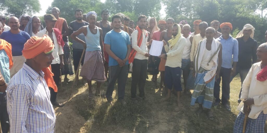 श्मशान घाट पर शेड बनाने को लेकर ग्रामीणों ने मुखिया को दिया आवेदन।