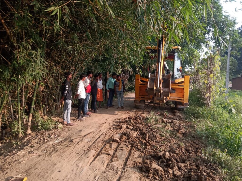 बिशुनपुरा पंचायत मुखिया प्रतिनिधि डॉ प्रवीण यादव ने विभिन्न छठ घाटों को कराया साफ-सफाई