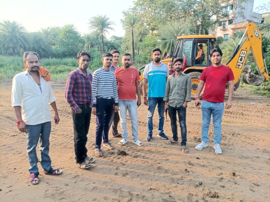 छठ व्रतियों के लिए मां काली युवा संघ के लोगों ने चलाया स्वच्छता अभियान।