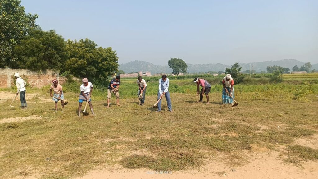श्री सूर्य मंदिर निर्माण समिति के लोगों ने किया छठ घाट पर साफ सफाई।