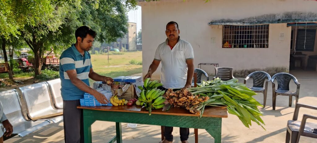 कांडी थाना प्रभारी द्वारा छठ व्रतियों को फल वितरण किया गया