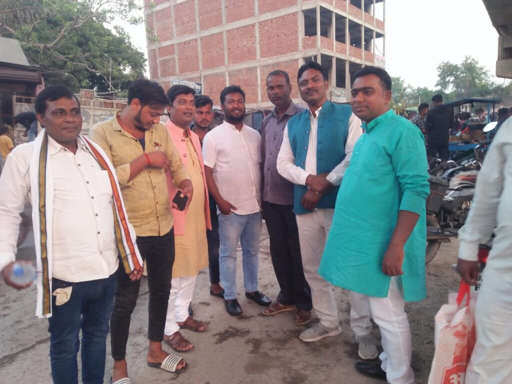 लोकसभा प्रत्याशी ने राजद के  प्रदेश अध्यक्ष से की मुलाकात  की और गुलदस्ता देकर सम्मानित किया