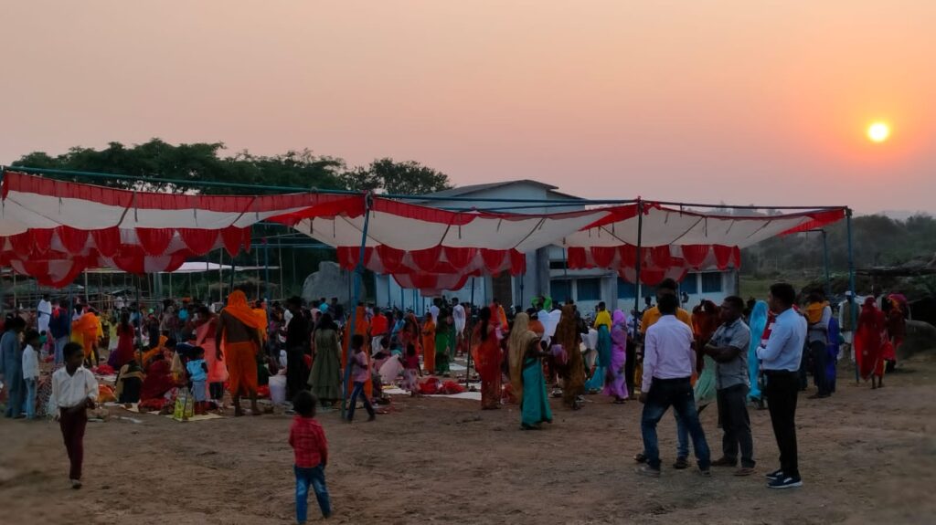 रमना सहीत आसपास के इलाकों मे खरना पर छठ व्रतियों ने जगाया घाट, सूर्य की आराधना की