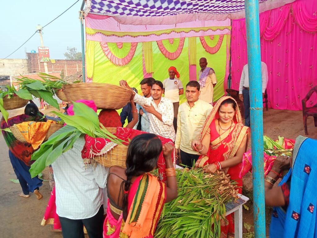मुखिया प्रमिला देवी के द्वारा छठ व्रतियों के बिच बाटी गई नारियल एवम पूजन सामाग्री
