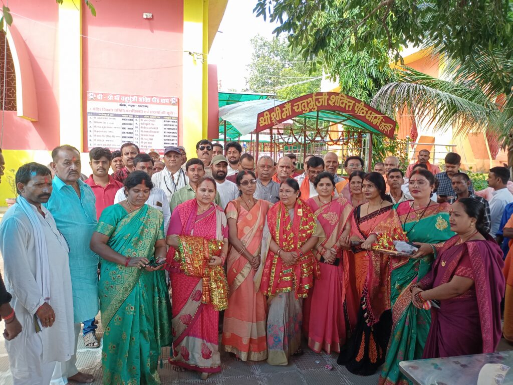 भाजपा विधायक पुष्पा देवी एवं पलामू के पूर्व सांसद मनोज भुइया ने अपने समर्थकों के साथ केतार चतुर्भुजी मंदिर में किया पूजा अर्चना।