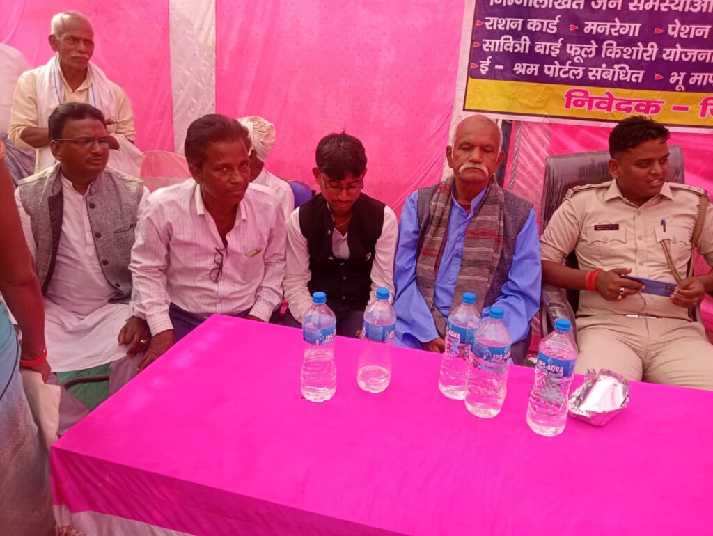 आपकी योजना आपकी सरकार आपके द्वार कार्यक्रम का शुभारंभ बीडीओ सत्यम कुमार, प्रमुख अजय साह, जीप सदस्य अंजू यादव, मुखिया सरोजा देवी, पूर्व जीप सदस्य नन्दगोपाल यादव बिस सूत्री अध्यक्ष रेयाज अंसारी ने दीप प्रज्वलित कर किया।