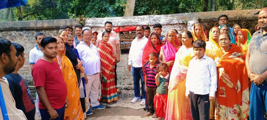 नगर परिषद अध्यक्ष पिंकी केसरी ने विभिन्न वार्डों में सड़क का किया शिलान्यास।