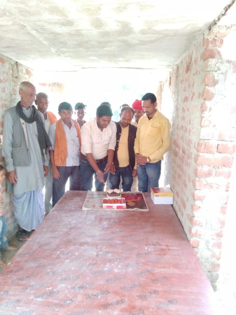 खरौंधी जिला परिषद सदस्य धर्मराज पासवान की कार्यकर्ताओं ने उनके38वां जन्म दिन पर केक काटकर मनाया उनका जन्म दिन