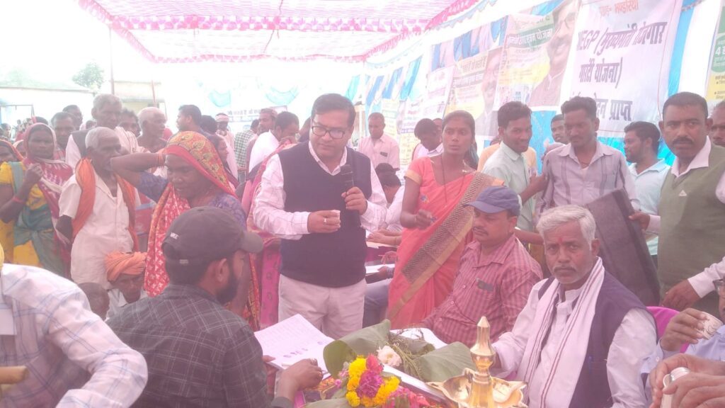 आपकी सरकार आपके अधिकार आपके द्वार कार्यक्रम में लगी लोगों की भीड़।
