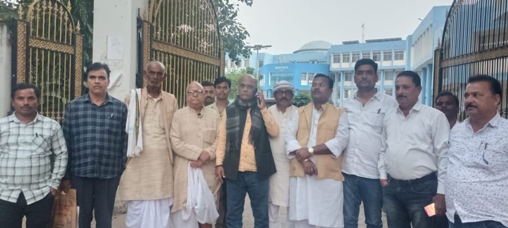सिंगरा को नगर निगम से हटाने को लेकर ग्रामीणों ने डीसी से किया मुलाकात